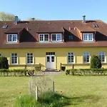 Gut-rattelvitz-galerie-e-hochwertig-sauna-kamin-etankstelle-spielscheune-15-000qm-park-land Gingst