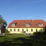 Gut-rattelvitz-galerie-e-hochwertig-sauna-kamin-etankstelle-spielscheune-15-000qm-park-land Daire *