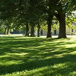 Gut-rattelvitz-galerie-e-hochwertig-sauna-kamin-etankstelle-spielscheune-15-000qm-park-land *
