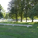 Gut-rattelvitz-galerie-e-hochwertig-sauna-kamin-etankstelle-spielscheune-15-000qm-park-land Daire *