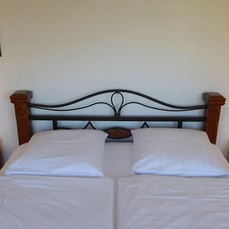 Gut-rattelvitz-galerie-e-hochwertig-sauna-kamin-etankstelle-spielscheune-15-000qm-park-land Apartament Gingst