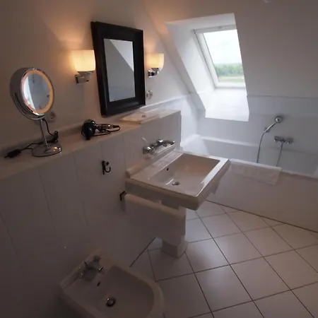 Gut-rattelvitz-galerie-e-hochwertig-sauna-kamin-etankstelle-spielscheune-15-000qm-park-land Gingst