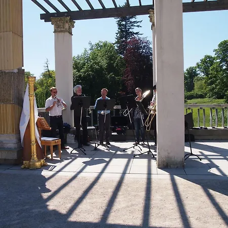 Gut-rattelvitz-galerie-e-hochwertig-sauna-kamin-etankstelle-spielscheune-15-000qm-park-land