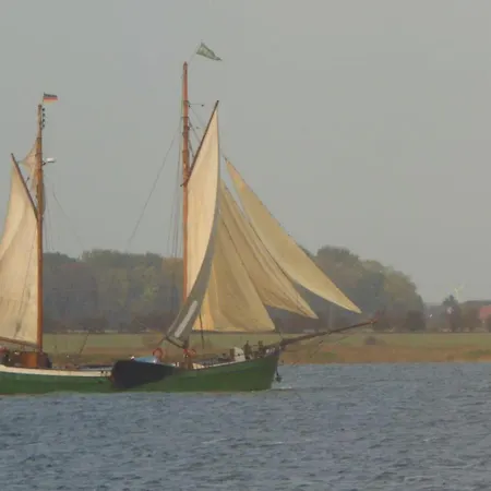 Gut-rattelvitz-galerie-e-hochwertig-sauna-kamin-etankstelle-spielscheune-15-000qm-park-land Apartament