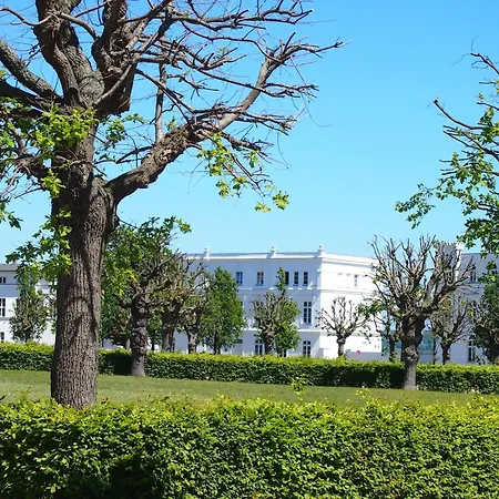 Gut-rattelvitz-galerie-e-hochwertig-sauna-kamin-etankstelle-spielscheune-15-000qm-park-land