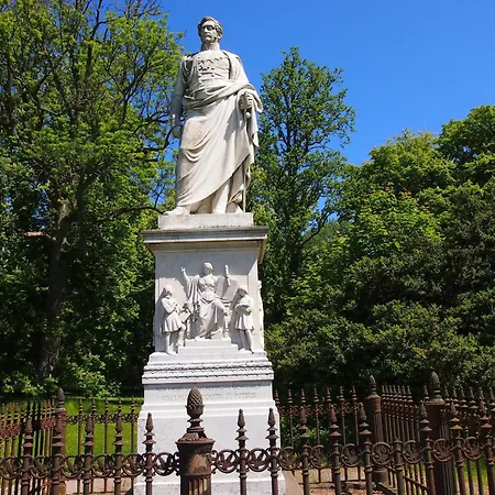 Gut-rattelvitz-galerie-e-hochwertig-sauna-kamin-etankstelle-spielscheune-15-000qm-park-land *