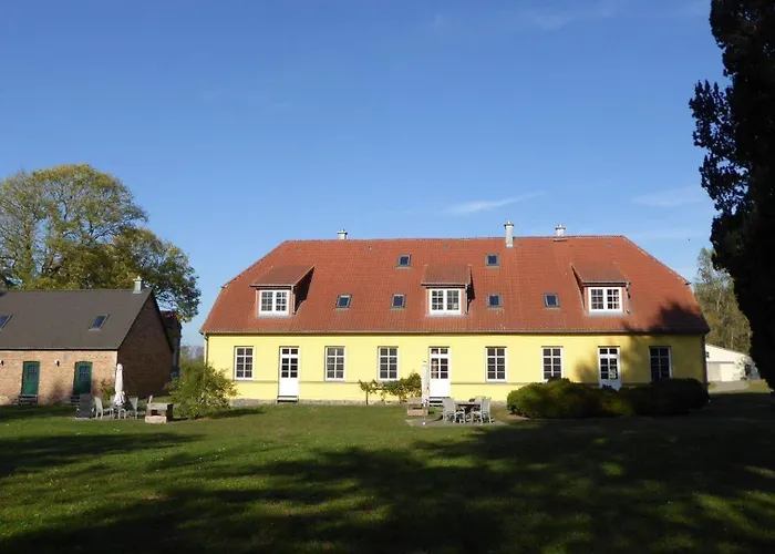 Gut-rattelvitz-galerie-e-hochwertig-sauna-kamin-etankstelle-spielscheune-15-000qm-park-land Appartamento *