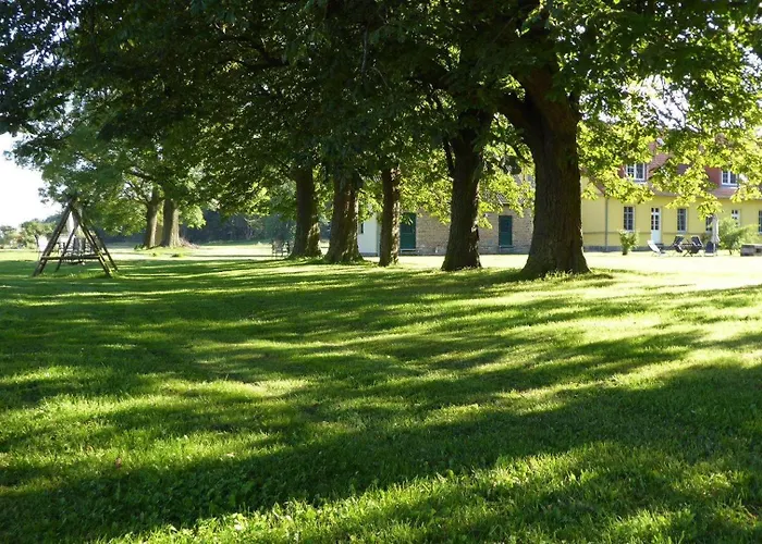 Gut-rattelvitz-galerie-e-hochwertig-sauna-kamin-etankstelle-spielscheune-15-000qm-park-land *